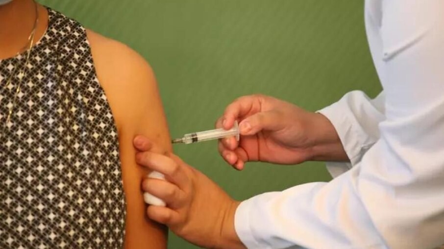 Senadores propõem leis que punem fura-filas da vacina em até 6 anos de prisão