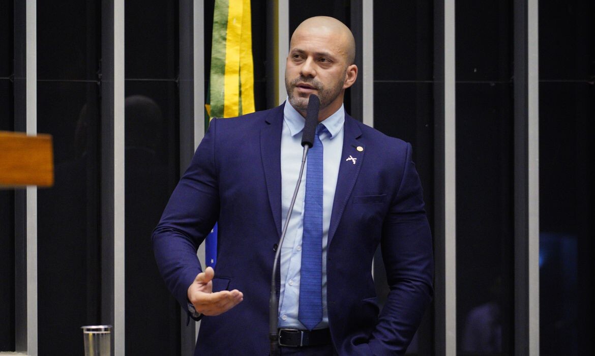 Ministro Alexandre de Moraes determina bloqueio de redes sociais de deputado