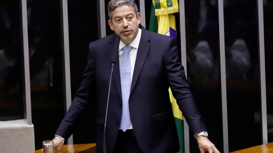 Lira defende decretos armamentistas de Bolsonaro: Não extrapolou limites