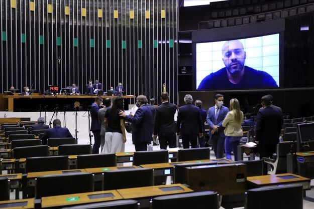 Câmara decide manter na prisão o deputado Silveira