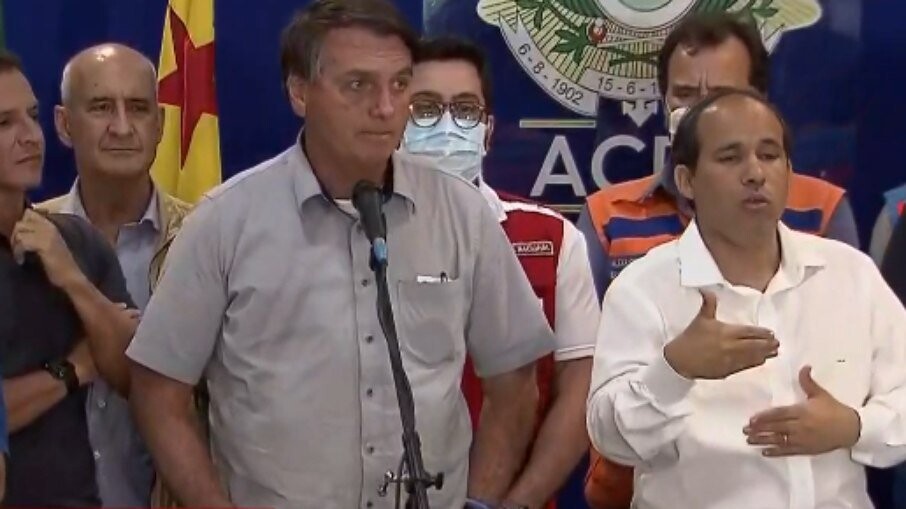 Bolsonaro deixa coletiva ao ser indagado sobre decisão do STJ envolvendo o filho