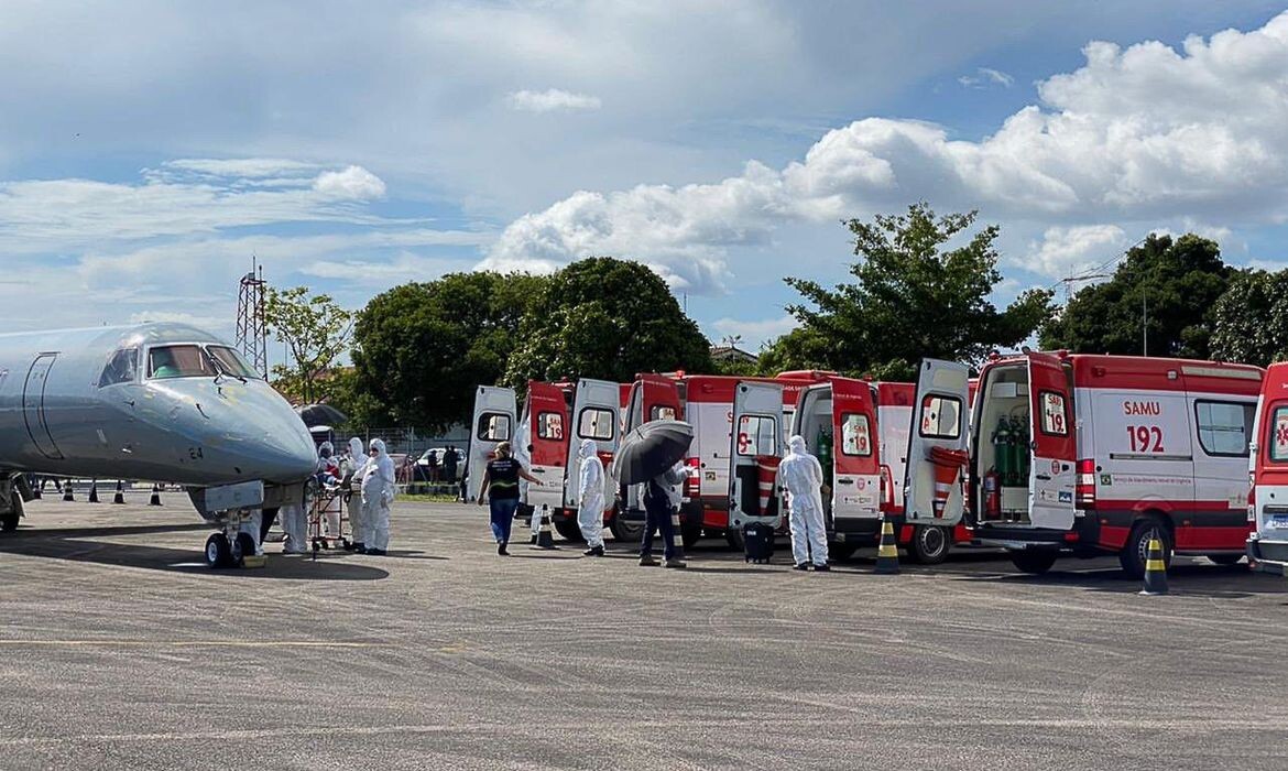 Covid-19: AMB envia 18 médicos voluntários para Manaus