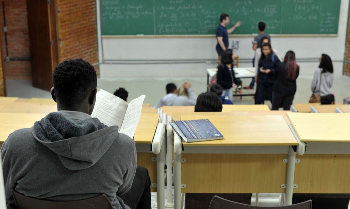 Rio libera aulas presenciais em escolas estaduais com 50% da capacidade