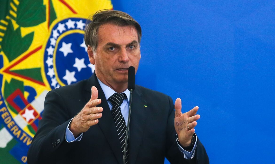 Bolsonaro diz que criticar forças armadas é crime ao comentar sobre compra de viagra e próteses penianas