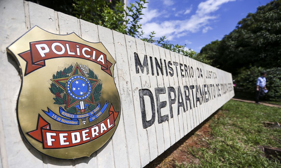 PF cumpre ordens de busca em investigação de assalto em Araçatuba