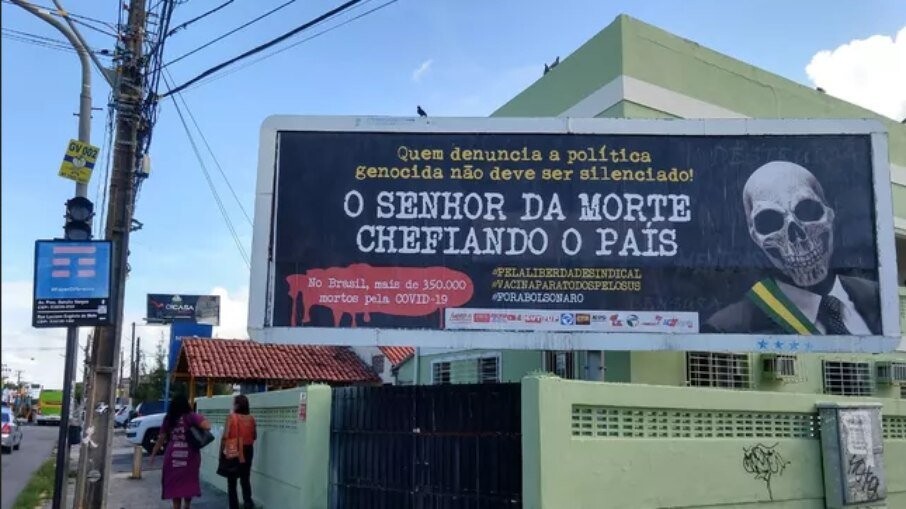 Senhor da Morte: Bolsonaro recebe apelido em outdoor em Olinda-PE