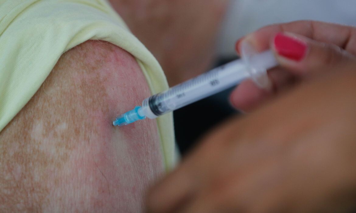Covid-19: Chile se aproxima de metade da população vacinada