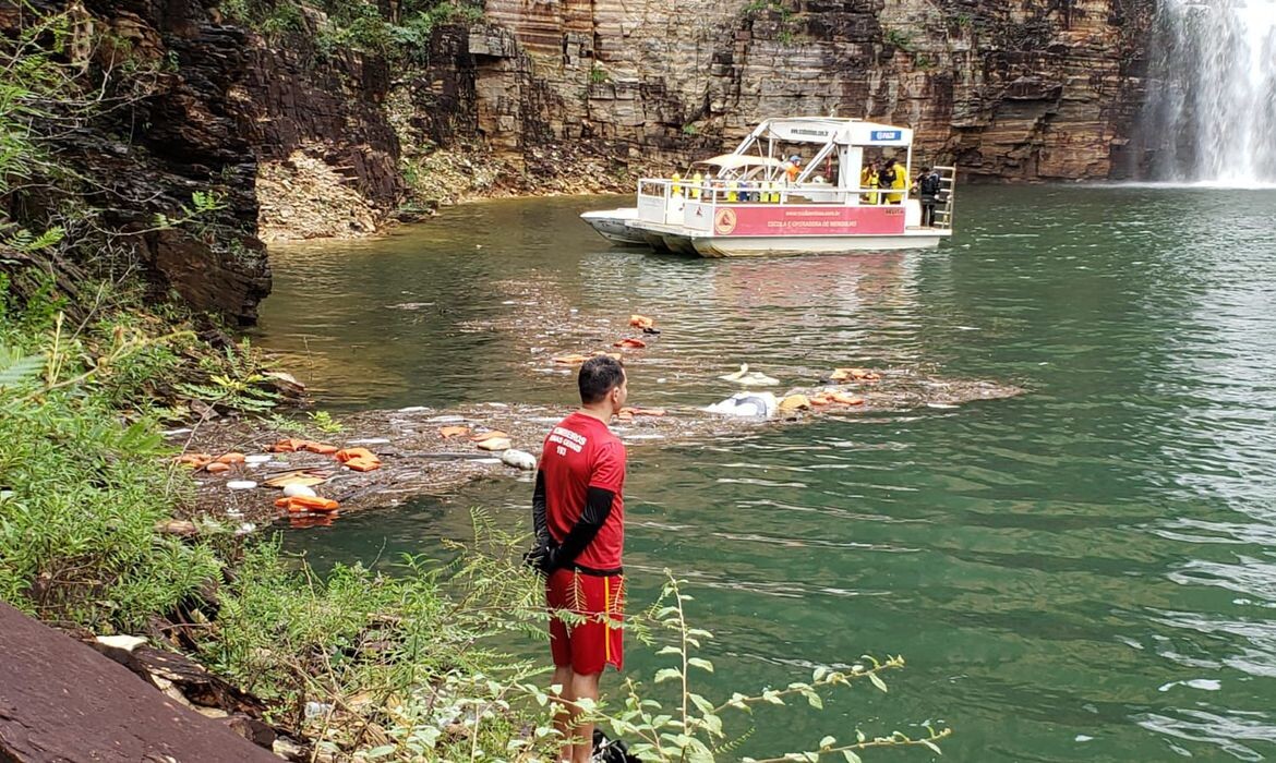 Após acidente, prefeito suspende turismo aquático em Capitólio-MG